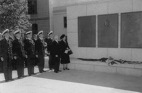 Mr Owen Clough, Mrs Botha-Reid and 1953 Cadet Captains at the unveiling
